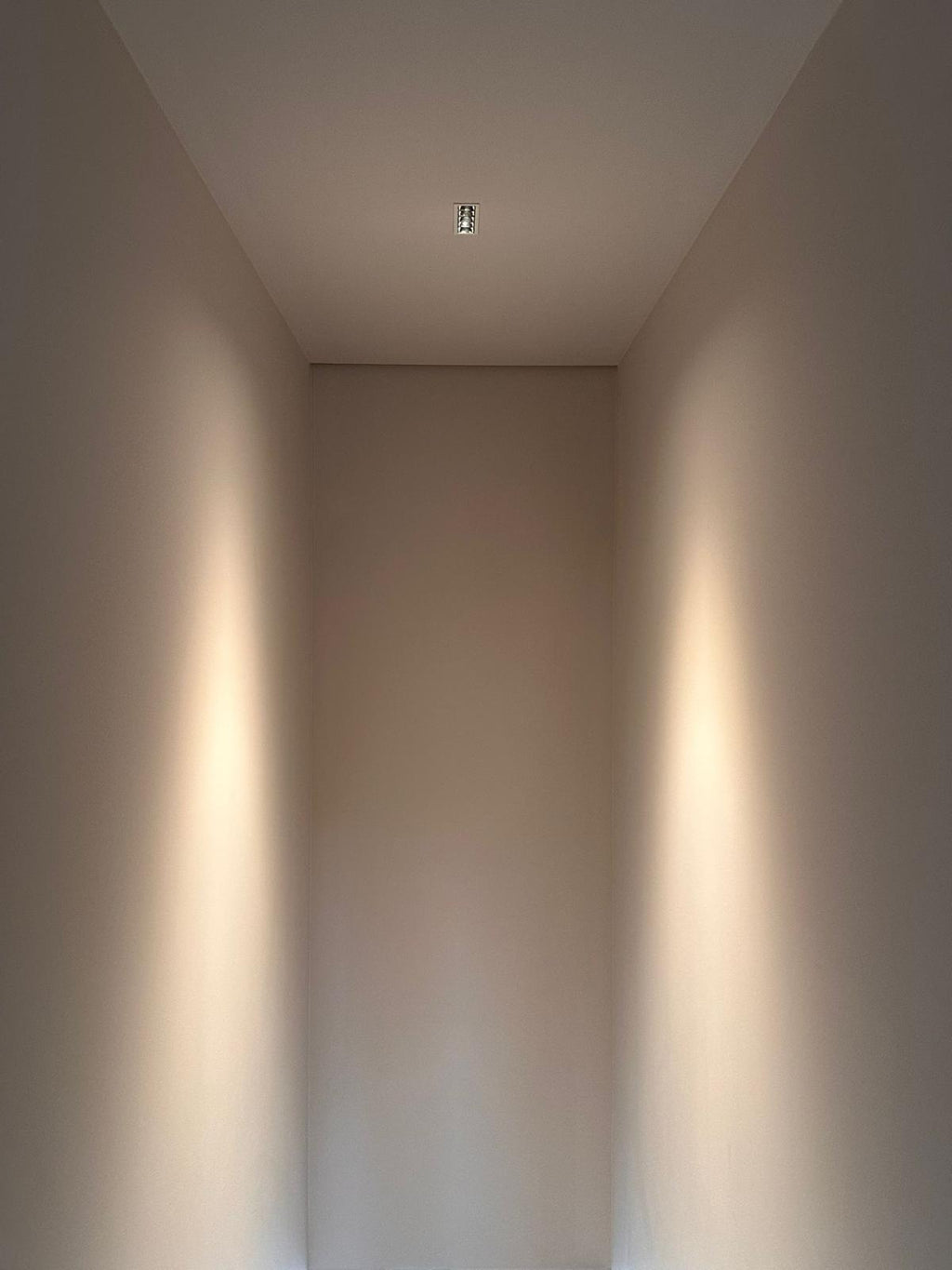 Ambient lighting from 10W dimmable linear LED recessed light